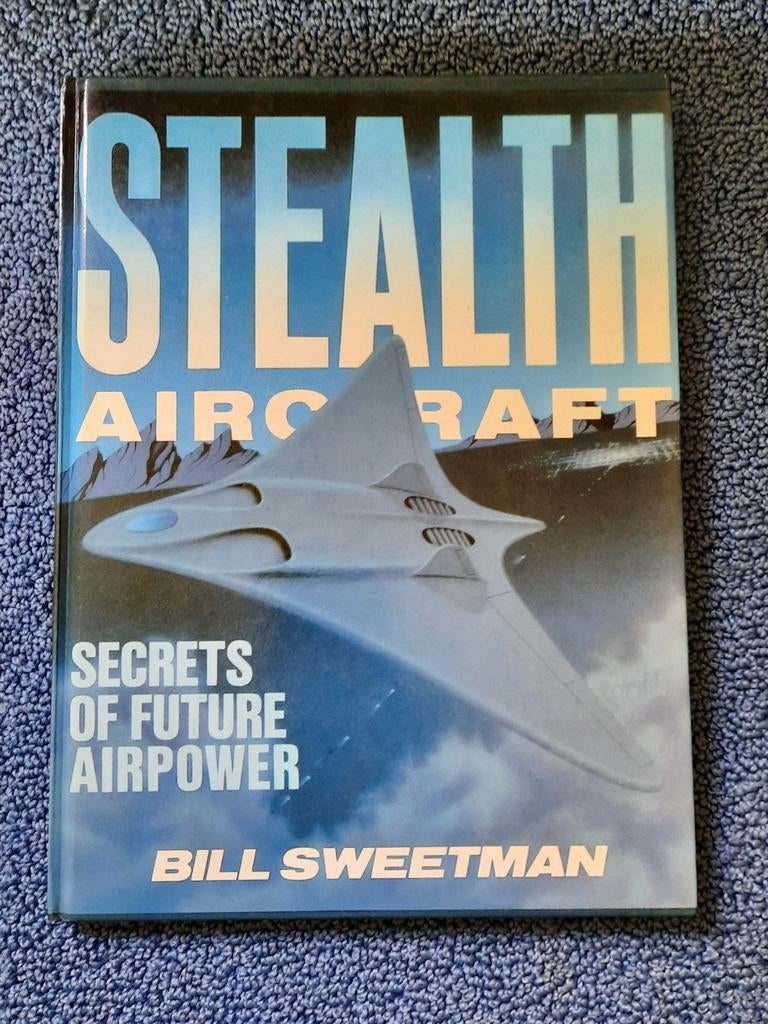 Stealth aircraft. Secrets of future airpower, Gelezen, Bill Sweetman, Ophalen of Verzenden, Luchtmacht