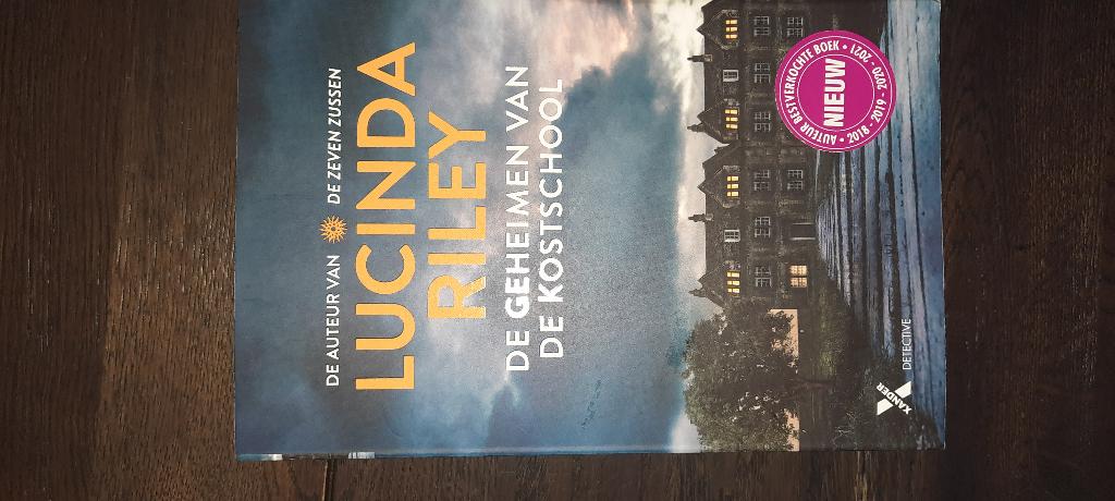 Geheimen van de kostschool, Boeken, Ophalen, Zo goed als nieuw, Lucinda Riley