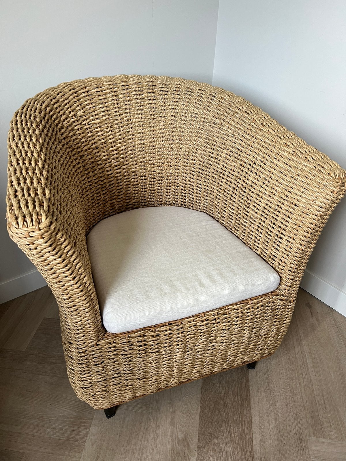 Rotan fauteuil met bijzettafel, Huis en Inrichting, Ophalen, Minder dan 75 cm, Riet of Rotan, Zo goed als nieuw