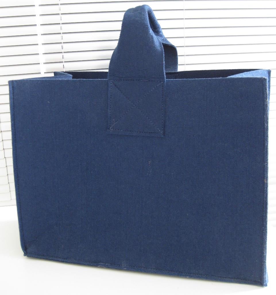 Tas / Mand donkerblauw vilt met draaghengsel 46 x 34 x 20 cm, Overige materialen, Mand, Nieuw, Ophalen of Verzenden