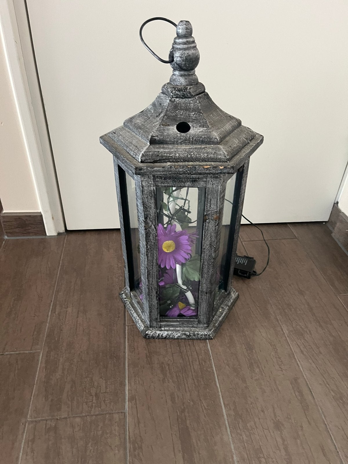 Decoratieve lantaarn met paarse bloemen en verlichting, Overige merken, Gebruikt, Grijs, Overige fittingen