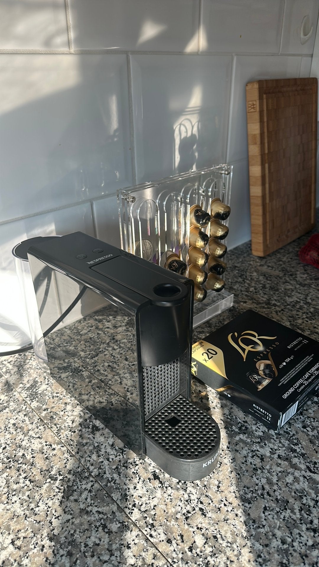 Nespresso Essenza mini koffiemachine + cups houder, Ophalen of Verzenden, Zo goed als nieuw