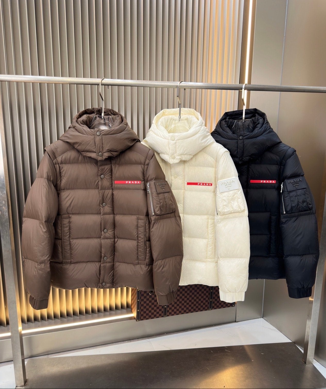 Prada Puffer Jas - Diverse Kleuren en Maten Beschikbaar, Ophalen of Verzenden, Nieuw, Maat 38/40 (M), Bruin