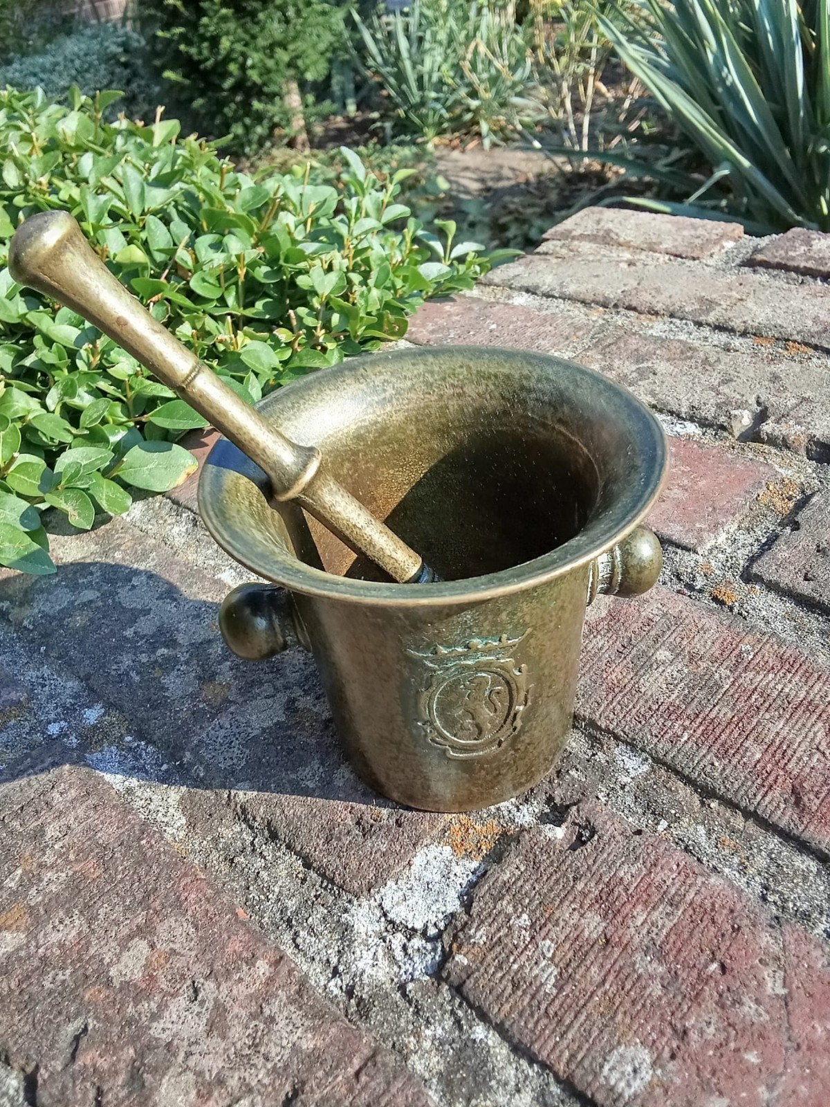 Antieke Bronzen Vijzel met Leeuwenwapenschild en Stamper, Ophalen of Verzenden, Brons