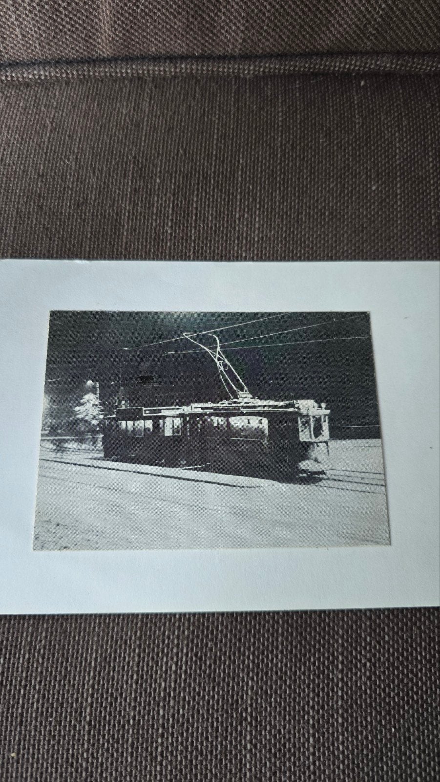 Zwart-wit foto van een tram in de sneeuw, voor 1940, Ophalen of Verzenden