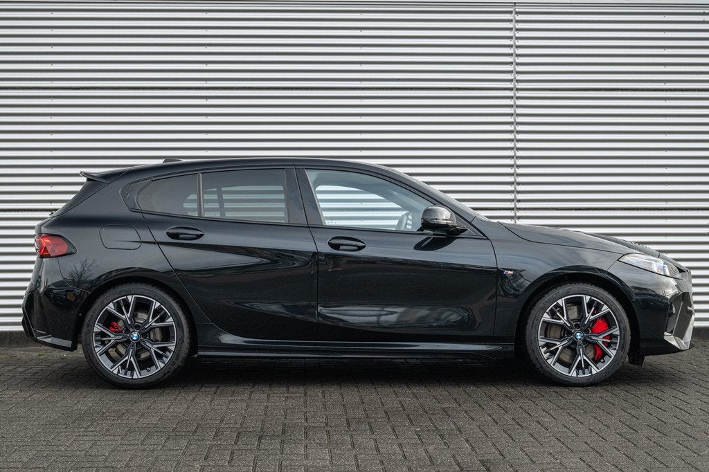 BMW 1 Serie 120 M Sport Automaat / Harman-Kardon / Sportstoe, Gebruikt, 156 pk, Met garantie (alle), Zwart