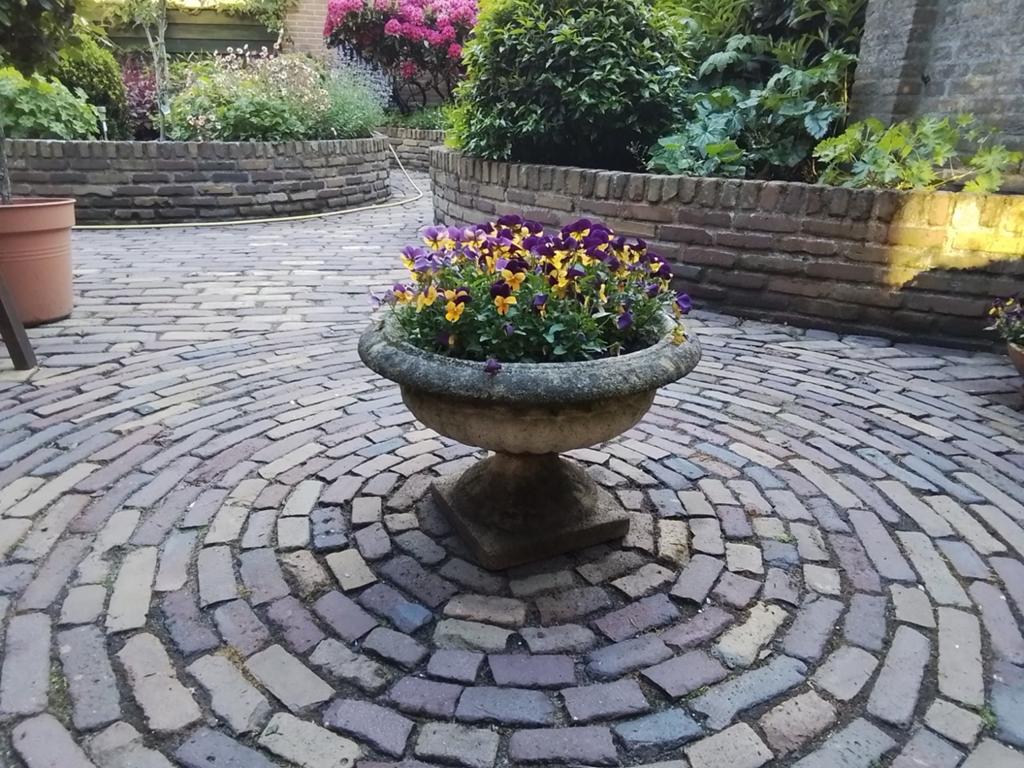 Antieke stenen bloempot op voet, Ophalen of Verzenden