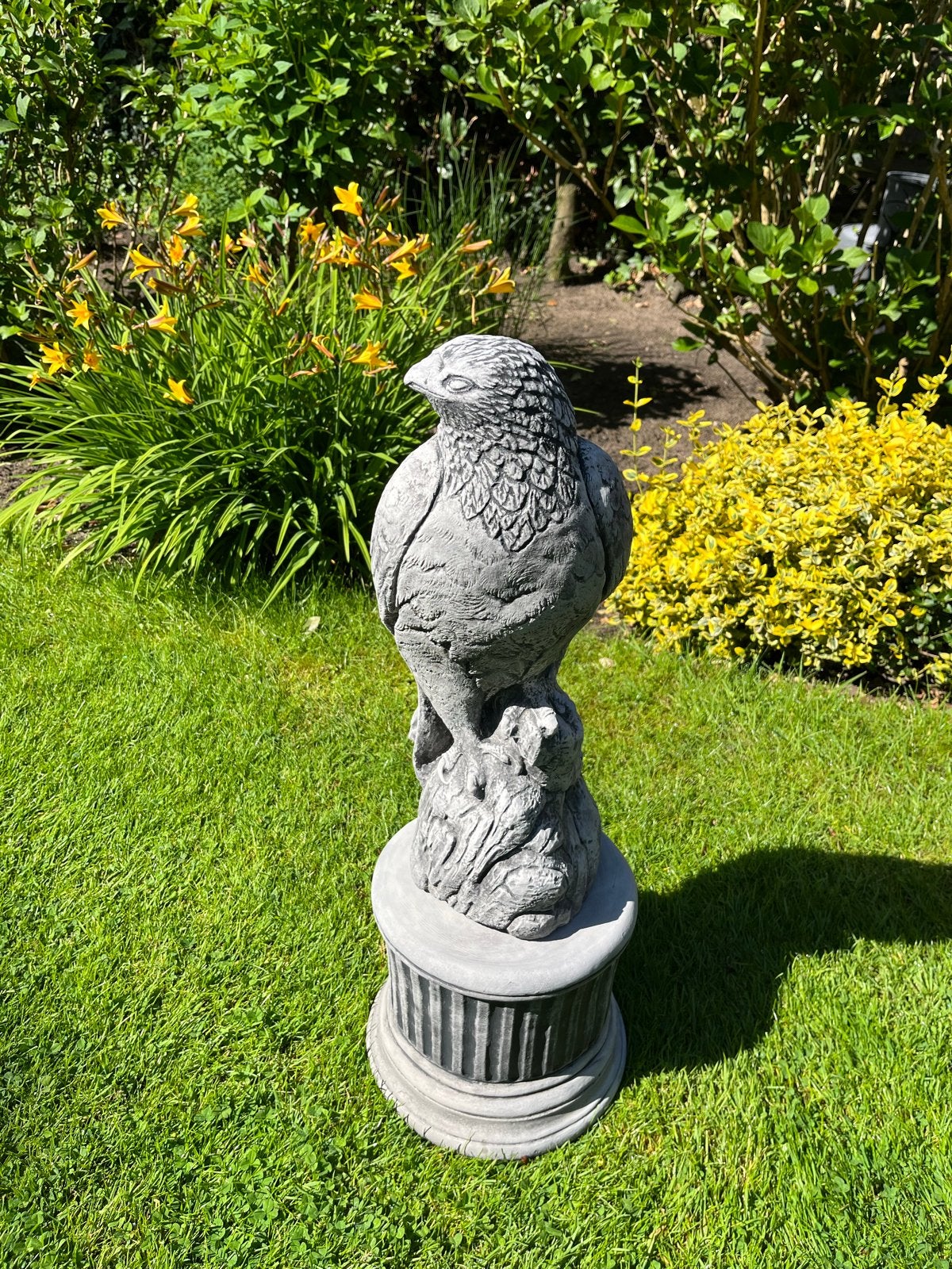 Tuinbeeld van een arend op sokkel - Beton, Tuin en Terras, Tuinbeelden, Ophalen, Zo goed als nieuw, Beton, Dierenbeeld