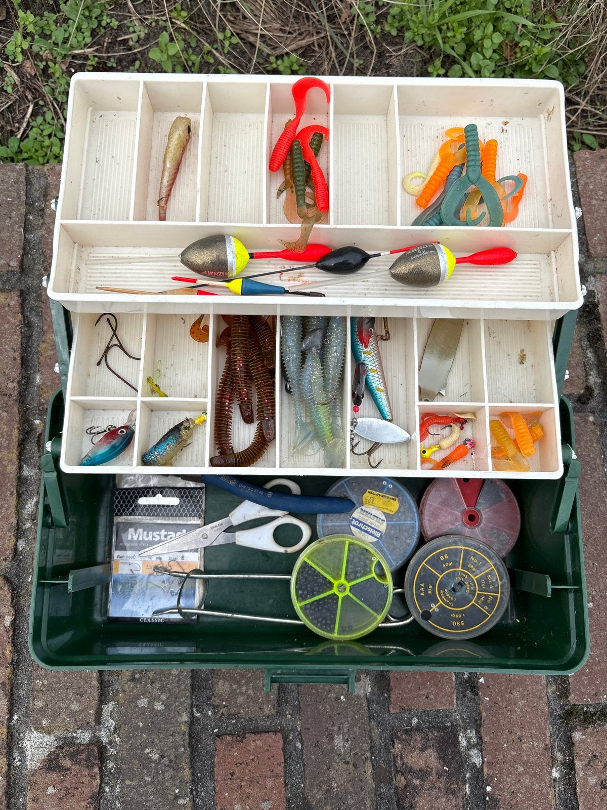 Viskoffer met kunstaas, dobbers, gewichten en haken, Ophalen, Gebruikt, Kunstaas