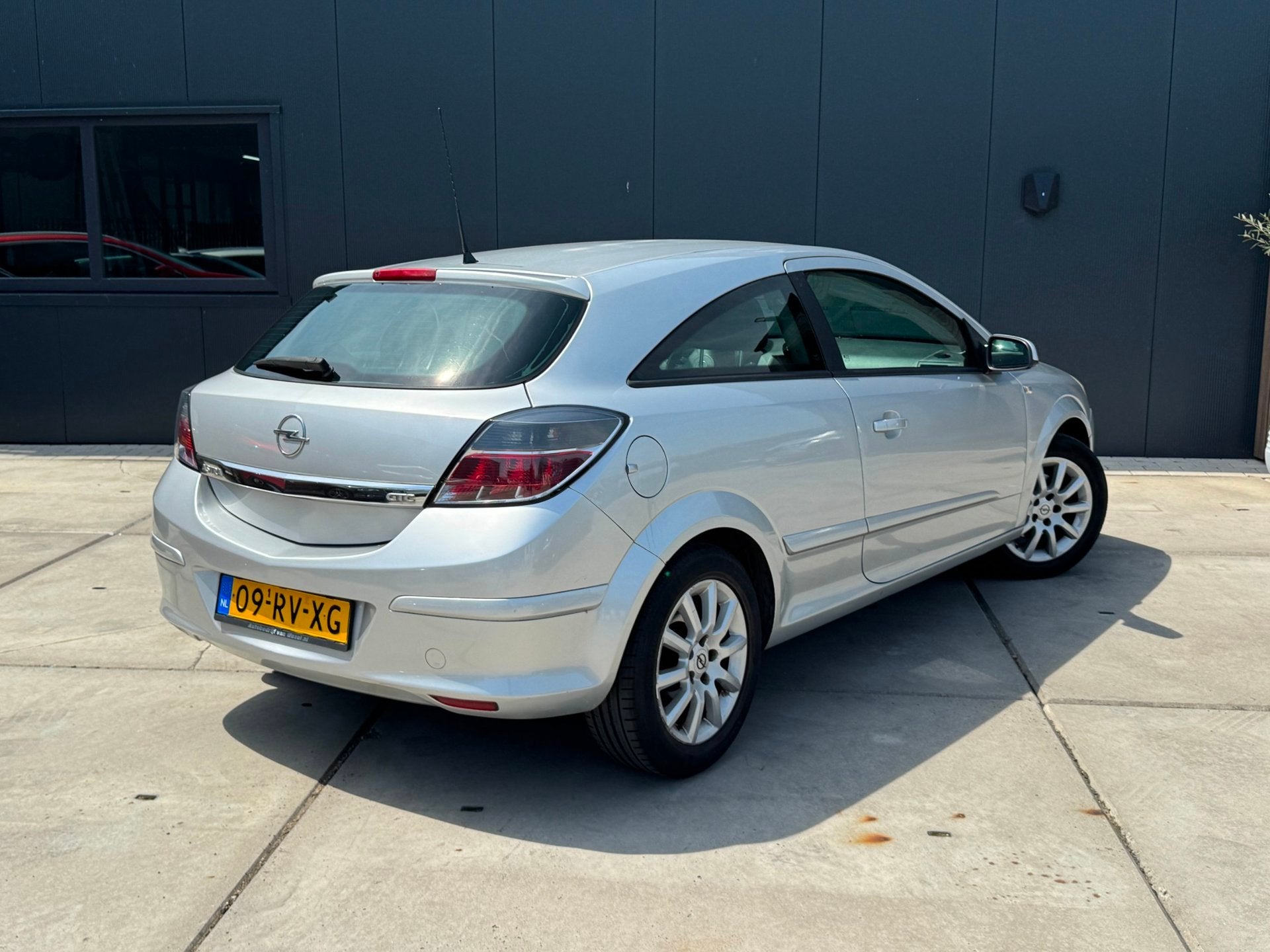 Opel Astra GTC 1.6 Edition 2005 Automaat Airco LEES TEKST, Auto's, Zwart, 4 cilinders, 620 kg, 49 €/maand