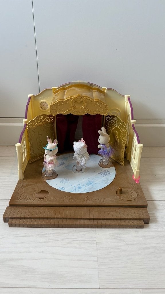 Sylvanian Families balletzaal/theater met 3 figuren, Ophalen, Zo goed als nieuw, Poppenhuis