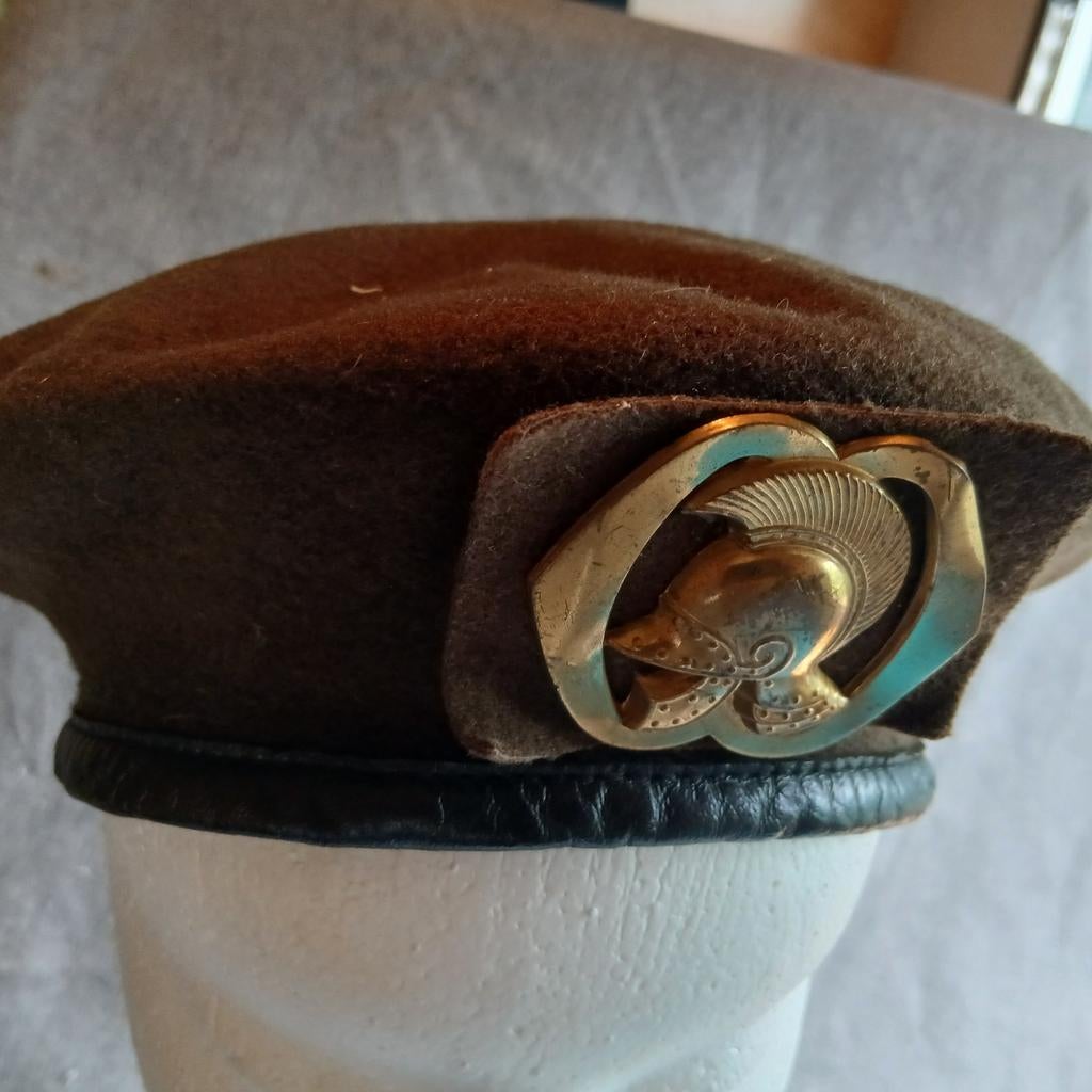 Vintage legerbaret met messing embleem "Genie", Ophalen of Verzenden