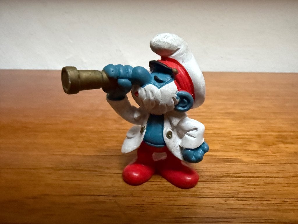 Kapitein grote smurf – met verrekijker, Verzamelen, Smurfen, Ophalen of Verzenden, Gebruikt, Overige Smurfen, Poppetje, Figuurtje of Knuffel