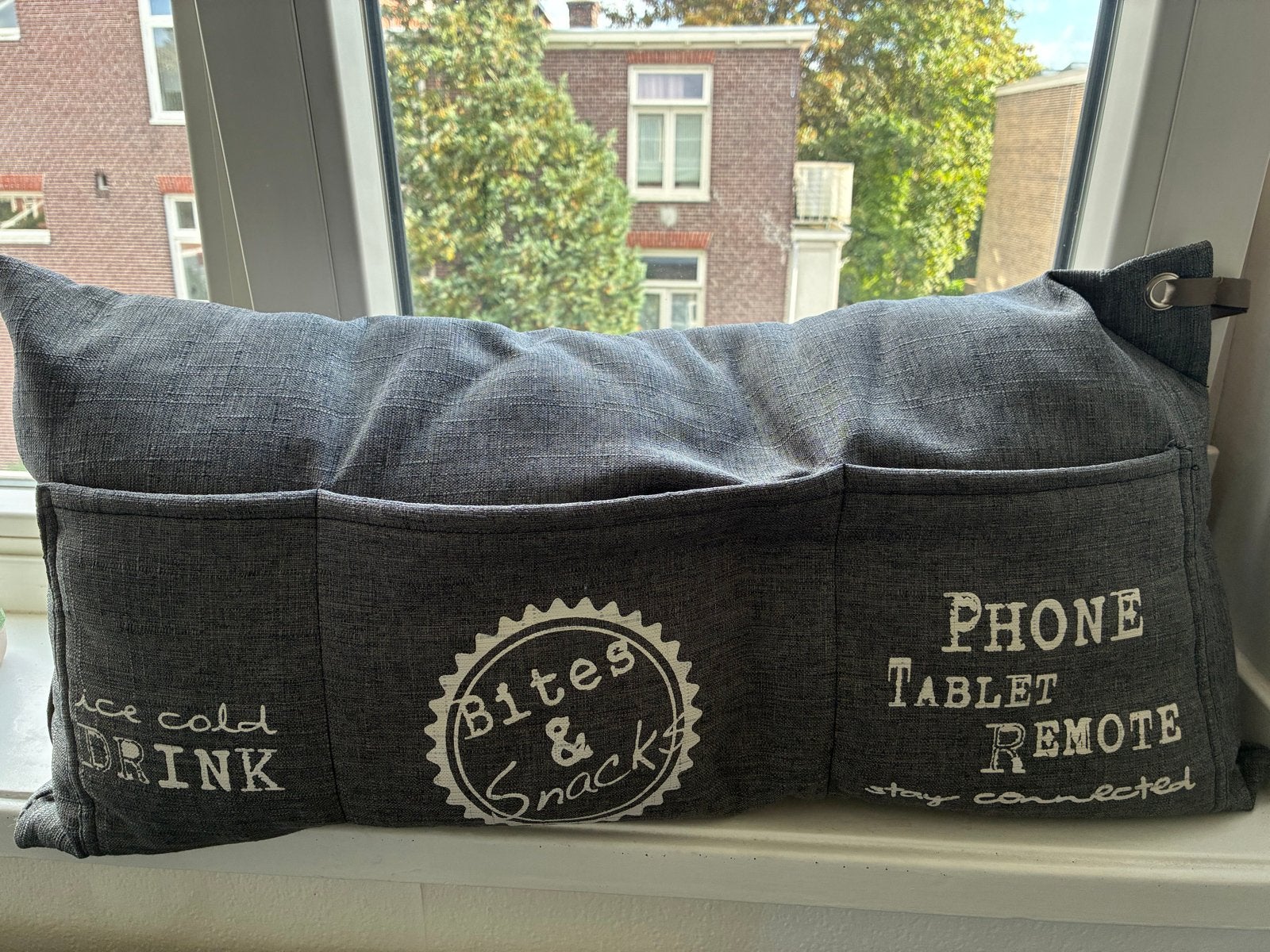 Grijs kussen met opbergvakken voor afstandsbediening/telefoo, Ophalen, Overige merken, Gebruikt, Met print