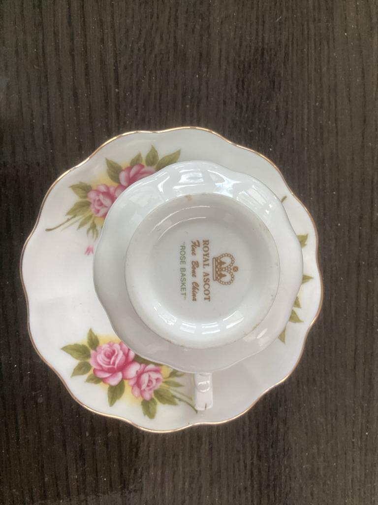 Royal Ascot 'Rose Basket' kop en schotel - Voor de verzamela, Verzamelen, Porselein, Kristal en Bestek, Ophalen, Gebruikt