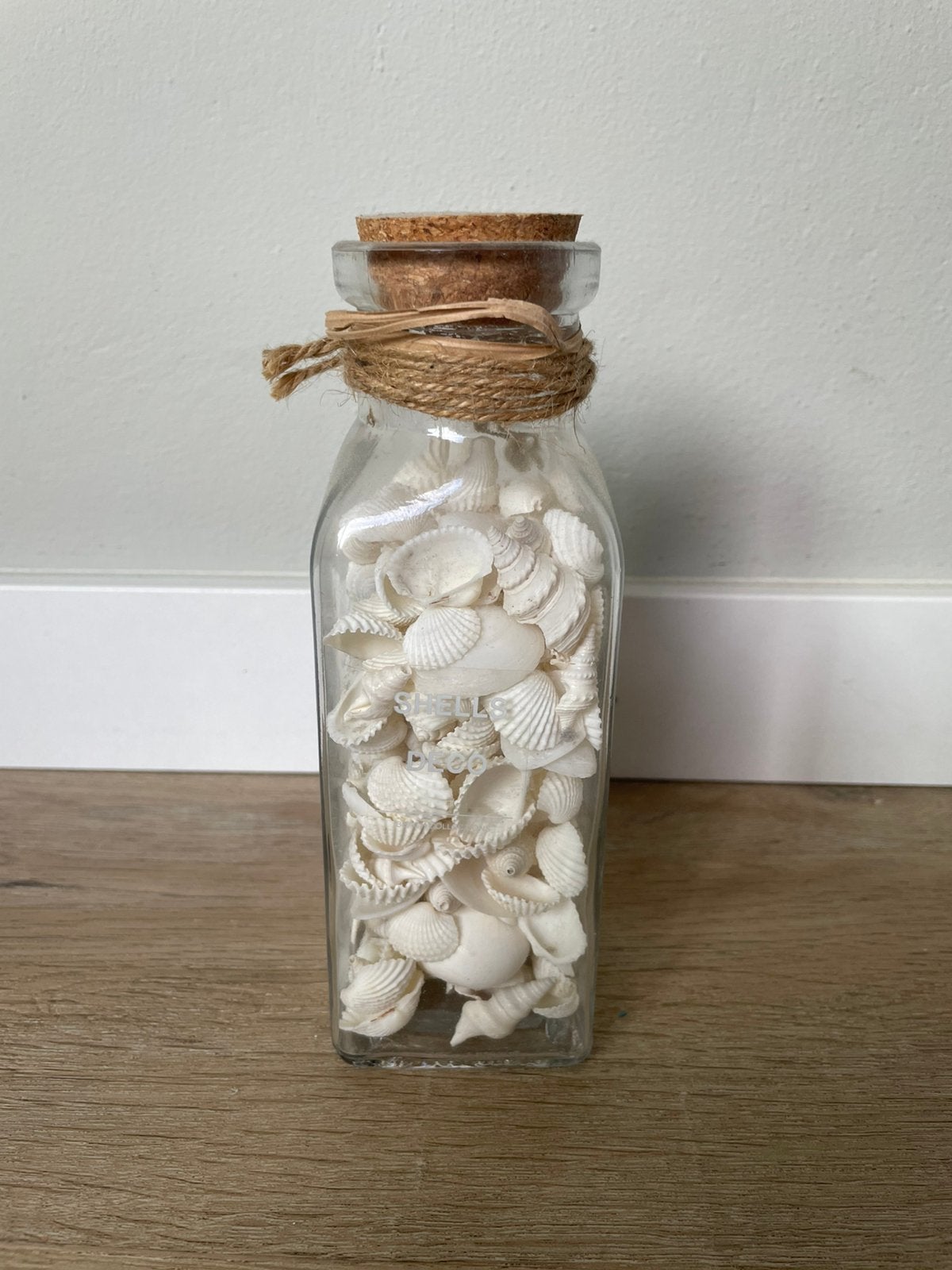 Flesje met witte schelpen, Huis en Inrichting, Ophalen of Verzenden, Zo goed als nieuw, Wit, Glas