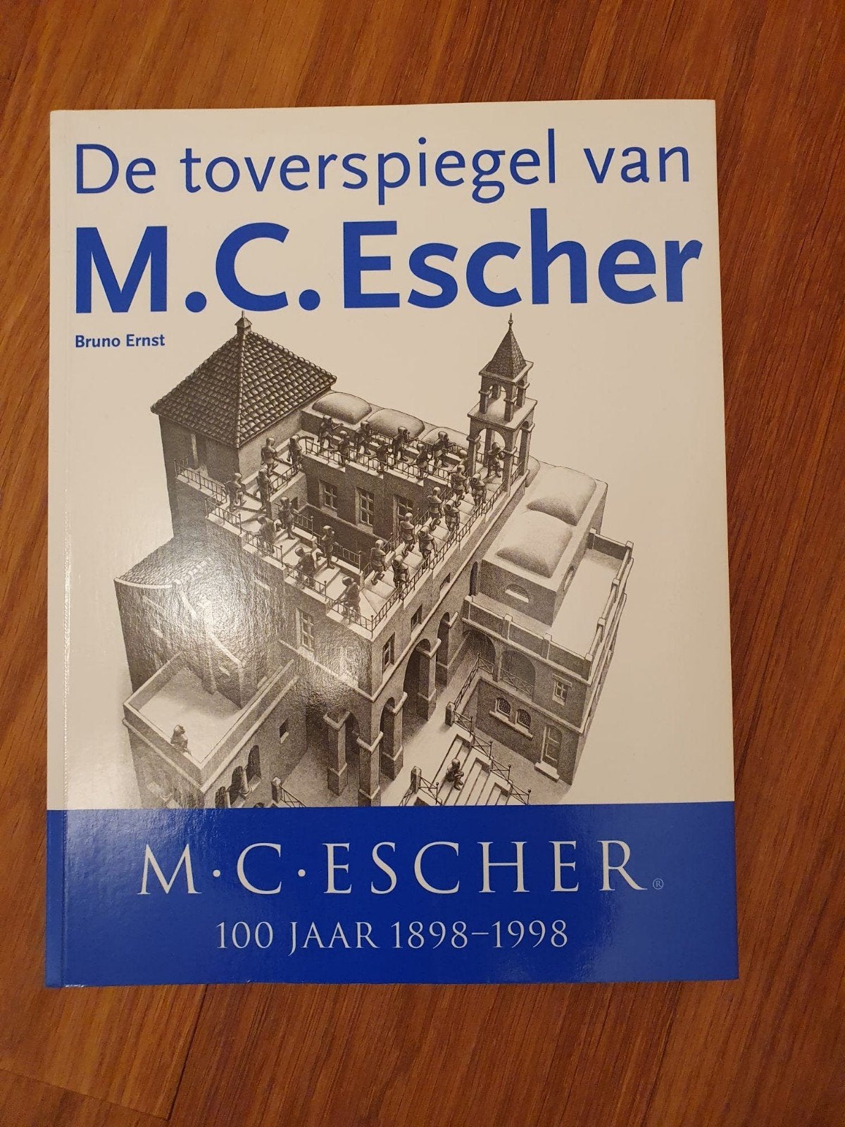 De toverspiegel van M.C. Escher - Bruno Ernst, Boeken, Ophalen of Verzenden, Zo goed als nieuw, Grafische vormgeving, Bruno Ernst