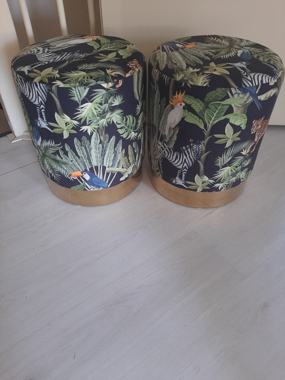 2 poefjes. onderkant goudkleur, met printje., Minder dan 50 cm, Rond, Ophalen of Verzenden, Zo goed als nieuw