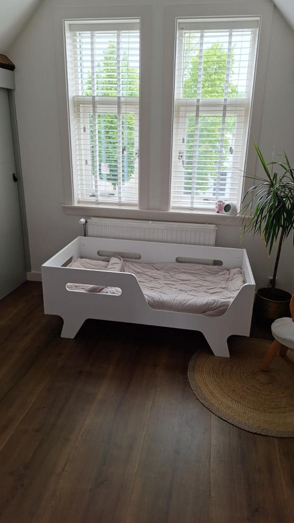 Wit kinderbedje met lattenbodem en matras en beddengoed, Gebruikt, 70 tot 85 cm, 140 tot 160 cm, Ophalen