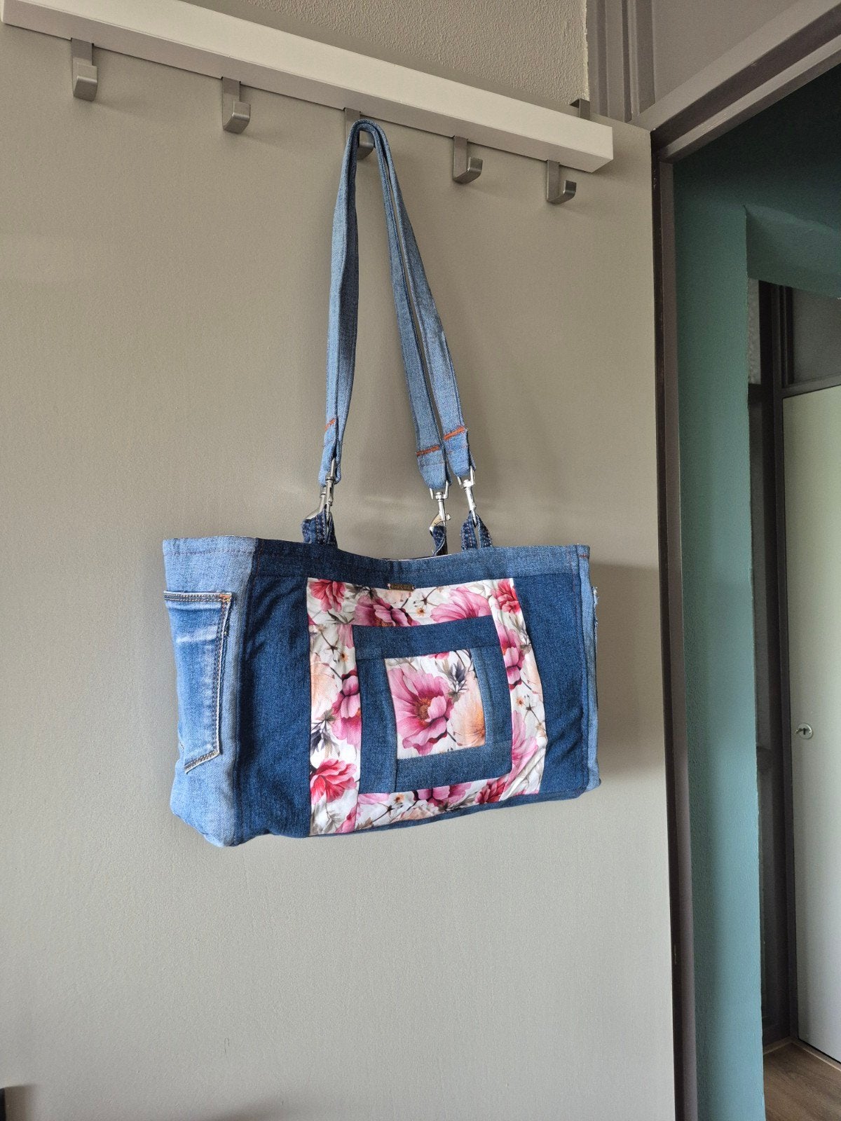 Nieuwe, zelfgemaakte denim tas met bloemenprint, Sieraden, Tassen en Uiterlijk, Tassen | Damestassen, Ophalen of Verzenden, Nieuw