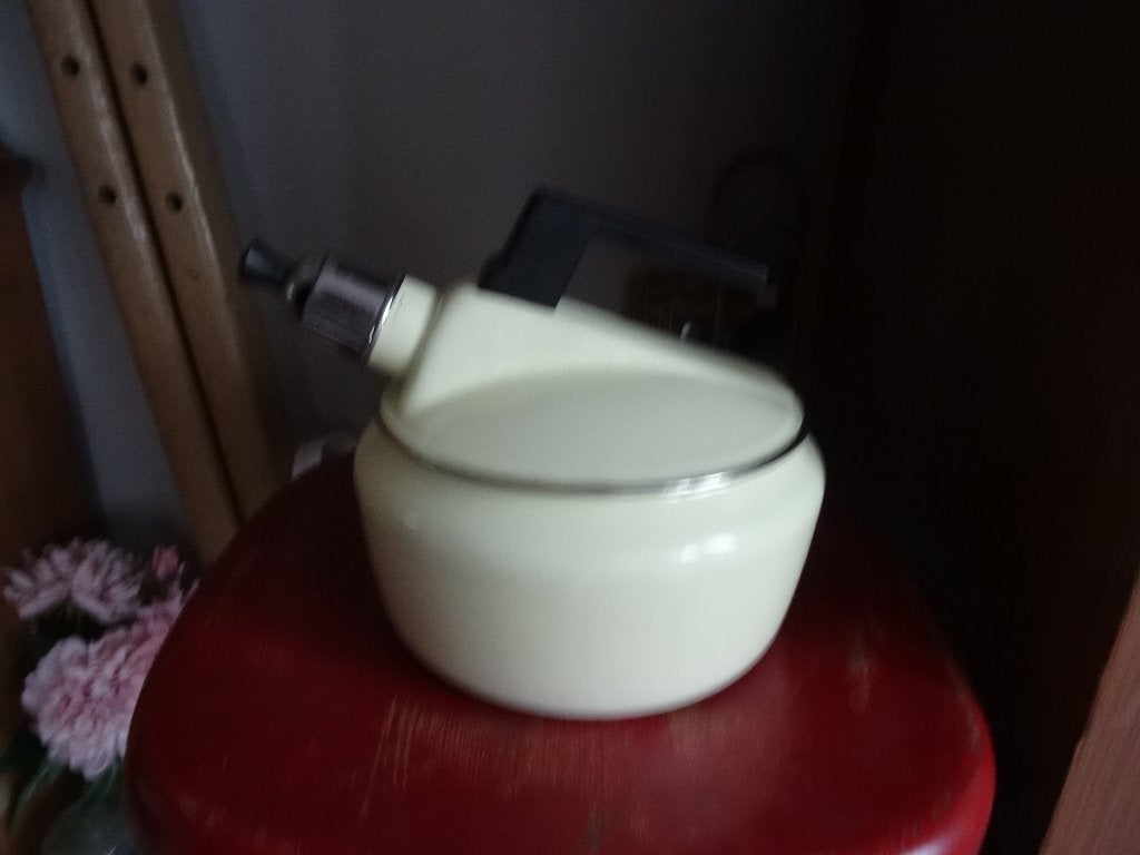 Oude emaille fluitketel met fluit pastel geel, Antiek en Kunst, Ophalen