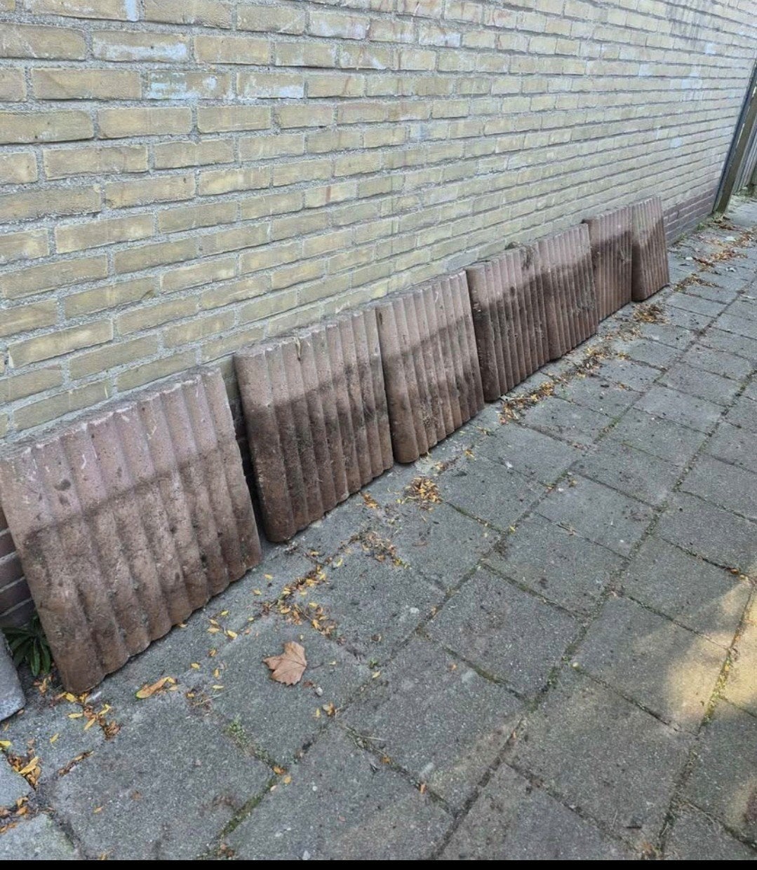 GRATIS Betonnen randen 16 stuks en straatklinkers (5 kuipen, Tuin en Terras, Ophalen, Gebruikt, Beton, Klinkers
