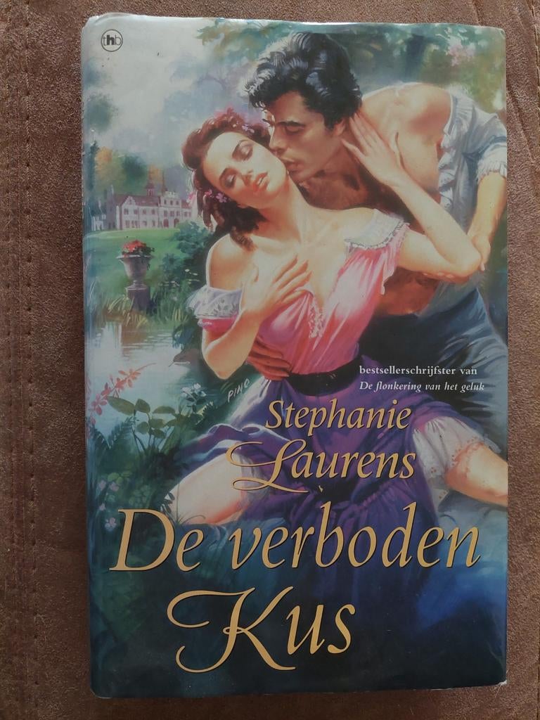 Stephanie laurens, de verboden kus. Romans boek, Ophalen of Verzenden, Gelezen