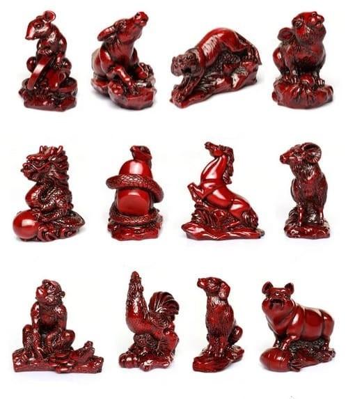 Nieuw in doos: 12 chinese zodiac beelden van rode hars., Antiek en Kunst, Ophalen of Verzenden