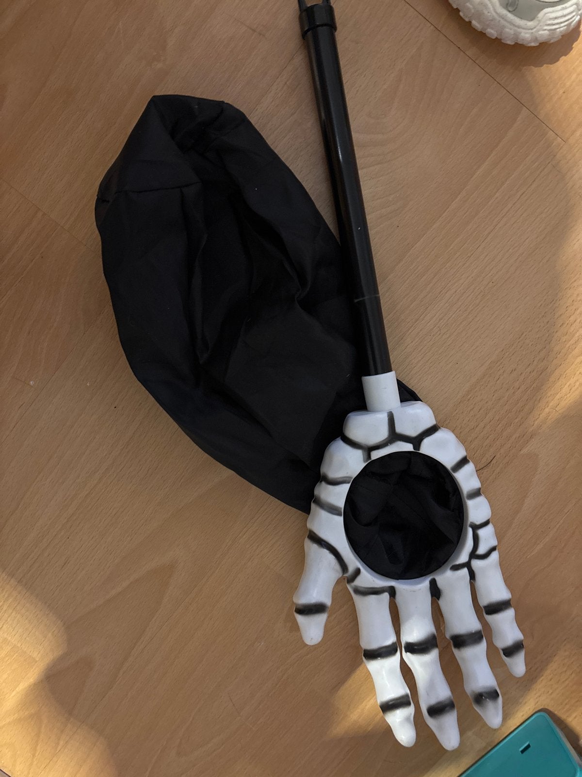 Halloween skelet hand met zak - griezelig feestartikel, Ophalen of Verzenden, Zo goed als nieuw, Feestartikel, Halloween of Griezel