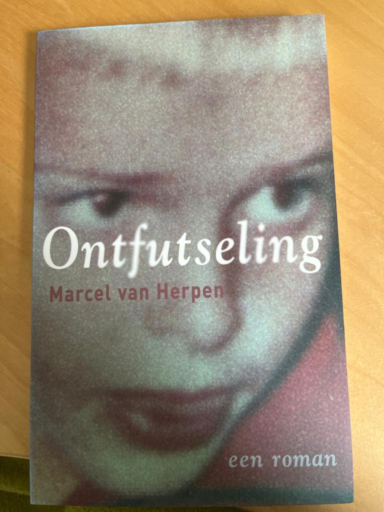Ontfutseling - Marcel van Herpen (roman), Ophalen of Verzenden, Gelezen, Nederland