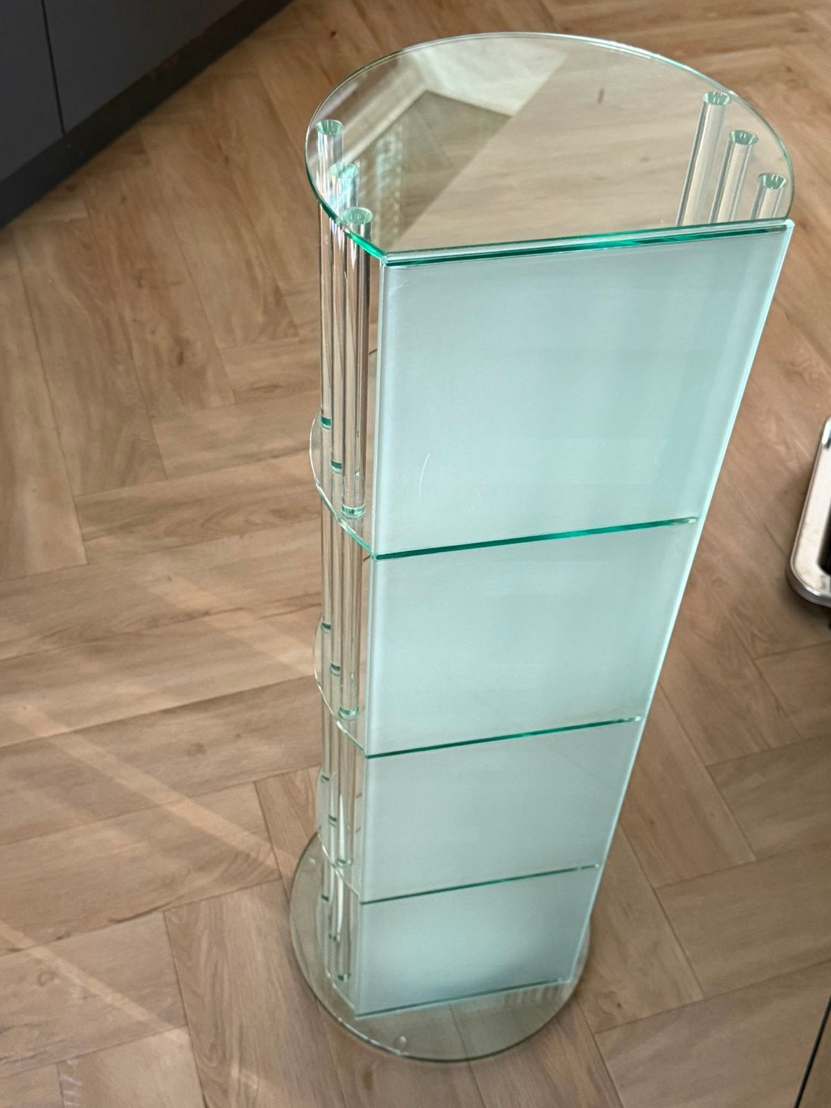 Elegante glazen displaykast met draaifunctie, Ophalen, Met plank(en), Minder dan 50 cm, Minder dan 25 cm