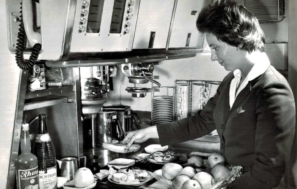1960 Vintage KLM Stewardess aan boord - Ansichtkaart, Ophalen of Verzenden, Nieuw, Kaart, Foto of Prent