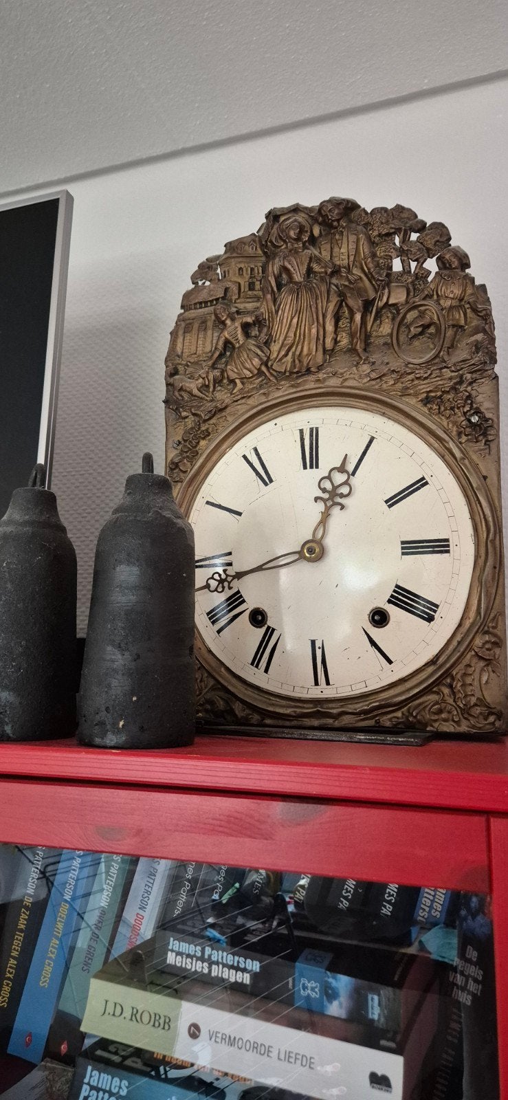 Antieke wandklok met gedetailleerde decoratie, Antiek en Kunst, Ophalen
