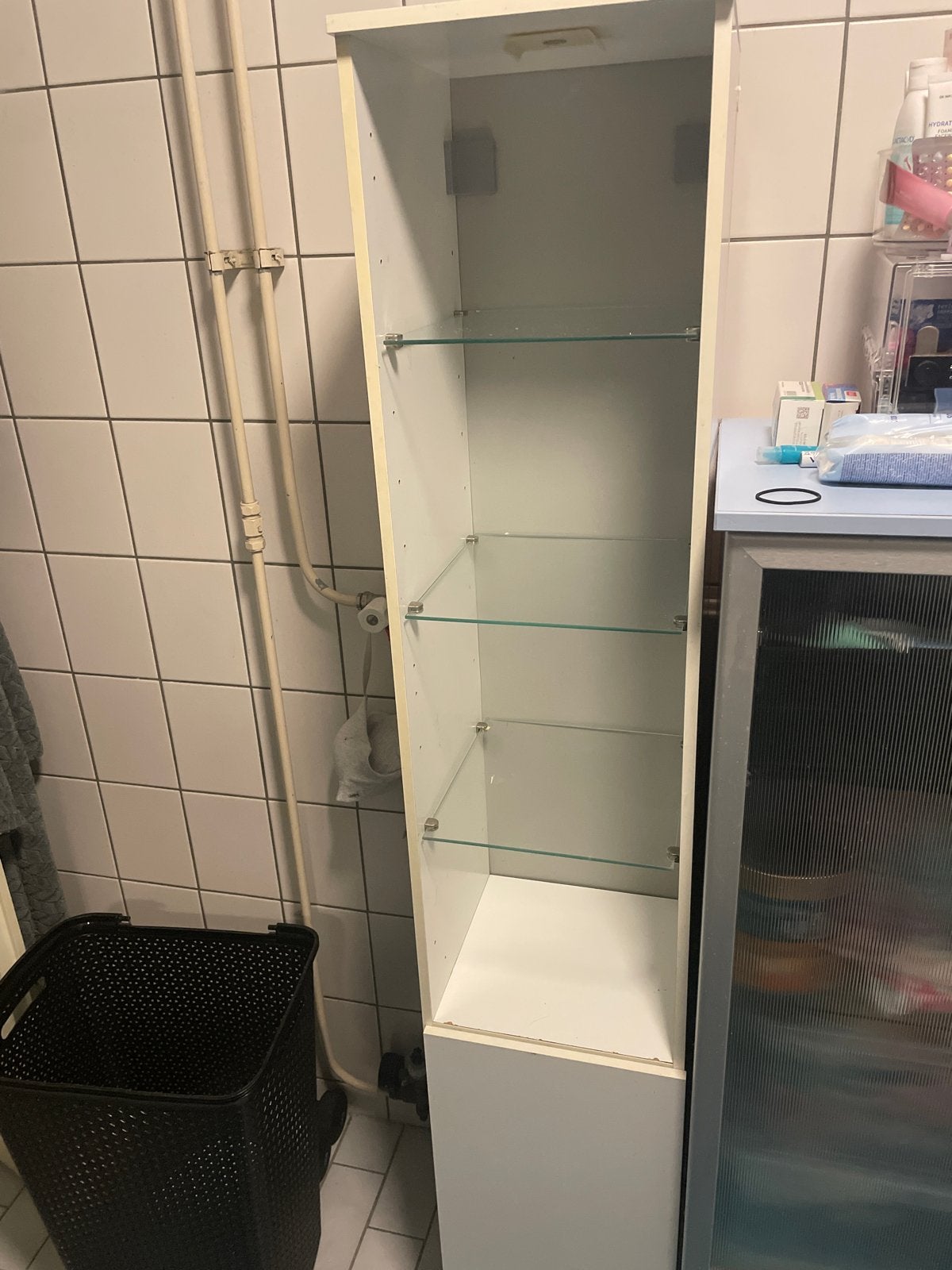 Hoge badkamerkast met glazen planken - gebruikssporen, Huis en Inrichting, Ophalen, (Half)hoge kast, Minder dan 50 cm, Gebruikt