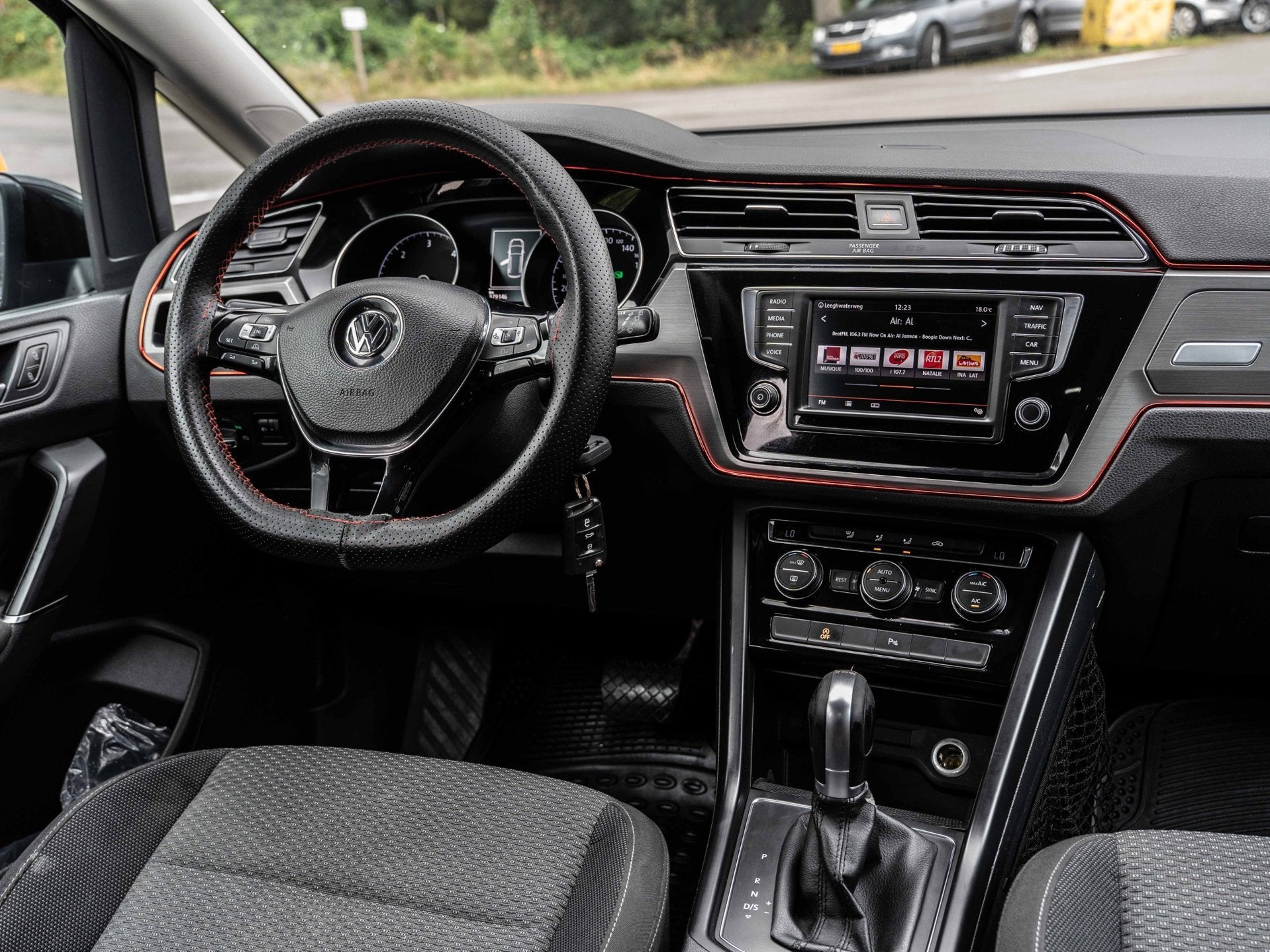 Volkswagen Touran 1.6 TDI SCR Connected Series 7p | AUTOMAAT, Auto's, Gebruikt, Euro 6, 1545 kg, 7 stoelen