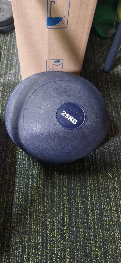 25kg slam ball stevig en zwaar, Sport en Fitness, Fitnessmaterialen, Ophalen, Zo goed als nieuw, Benen, Medicijnbal