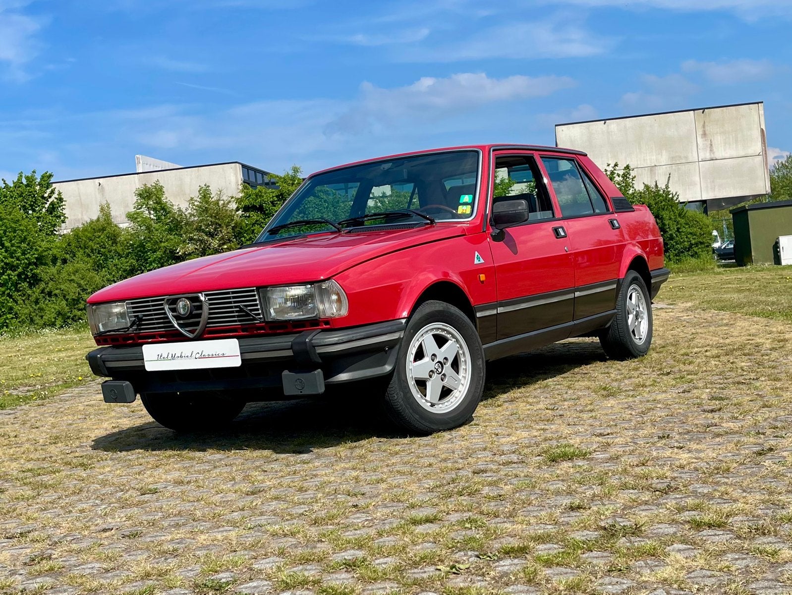 Alfa Romeo Giulietta 1.8 (1982), 4 cilinders, 122 pk, Handgeschakeld, Grijs