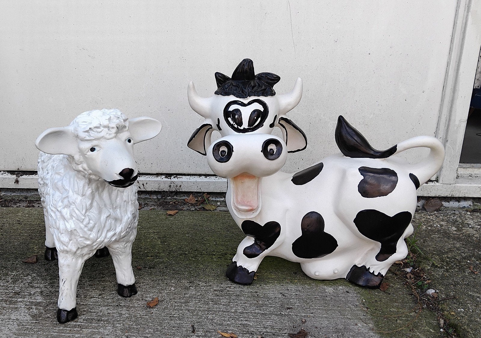 Decoratieve schaap en koe beelden van kunststof, Ophalen