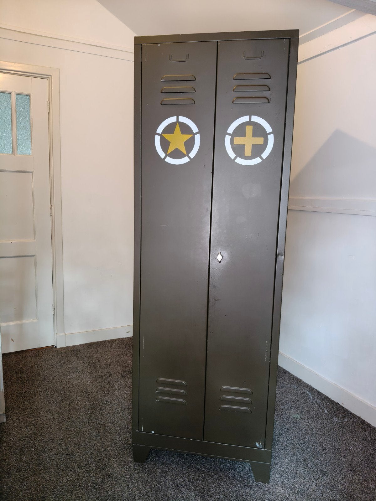 Toffe army-groene lockerlast voor stoer jongenskamer, Ophalen, Zo goed als nieuw
