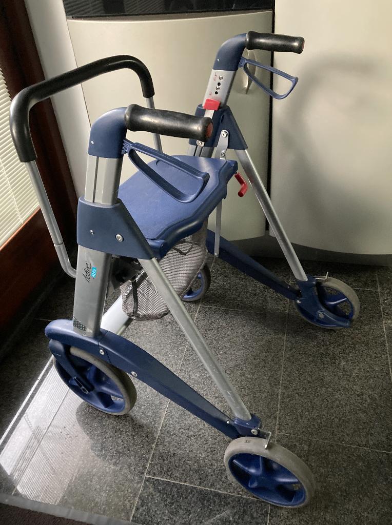 Active Access (ANWB) rollator met rugsteun i.z.g.s, Ophalen, Opvouwbaar, Zo goed als nieuw