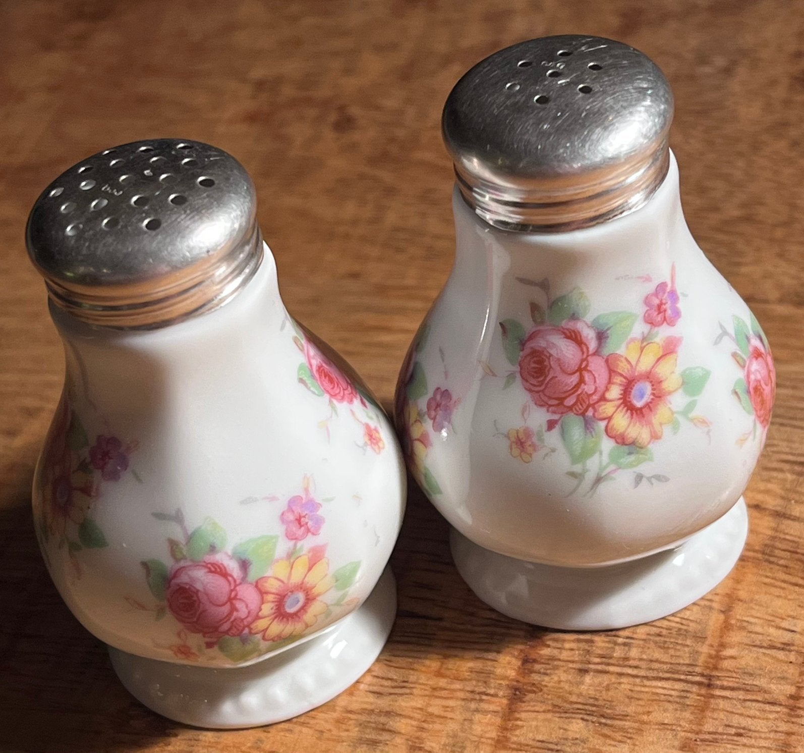 Bavaria peper en zoutstelletje met zilveren dekseltjes, Ophalen of Verzenden, Gebruikt, Porselein