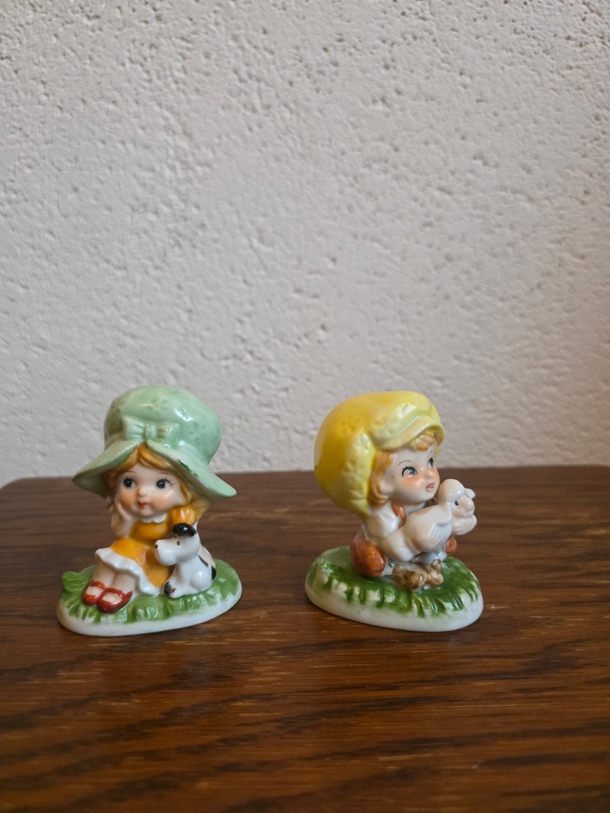 2 Vintage Porseleinen Beeldjes: Meisjes met Dieren, Antiek en Kunst, Ophalen of Verzenden