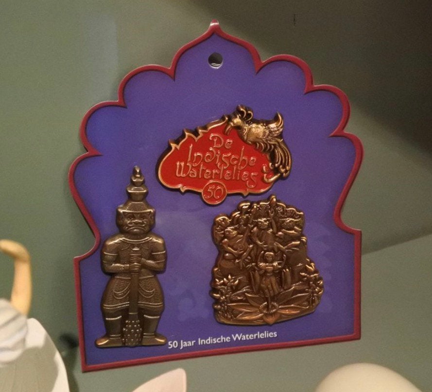 Gezocht: Efteling pin set indische waterlelies, Verzamelen, Verzenden, Zo goed als nieuw, Button of Speldje