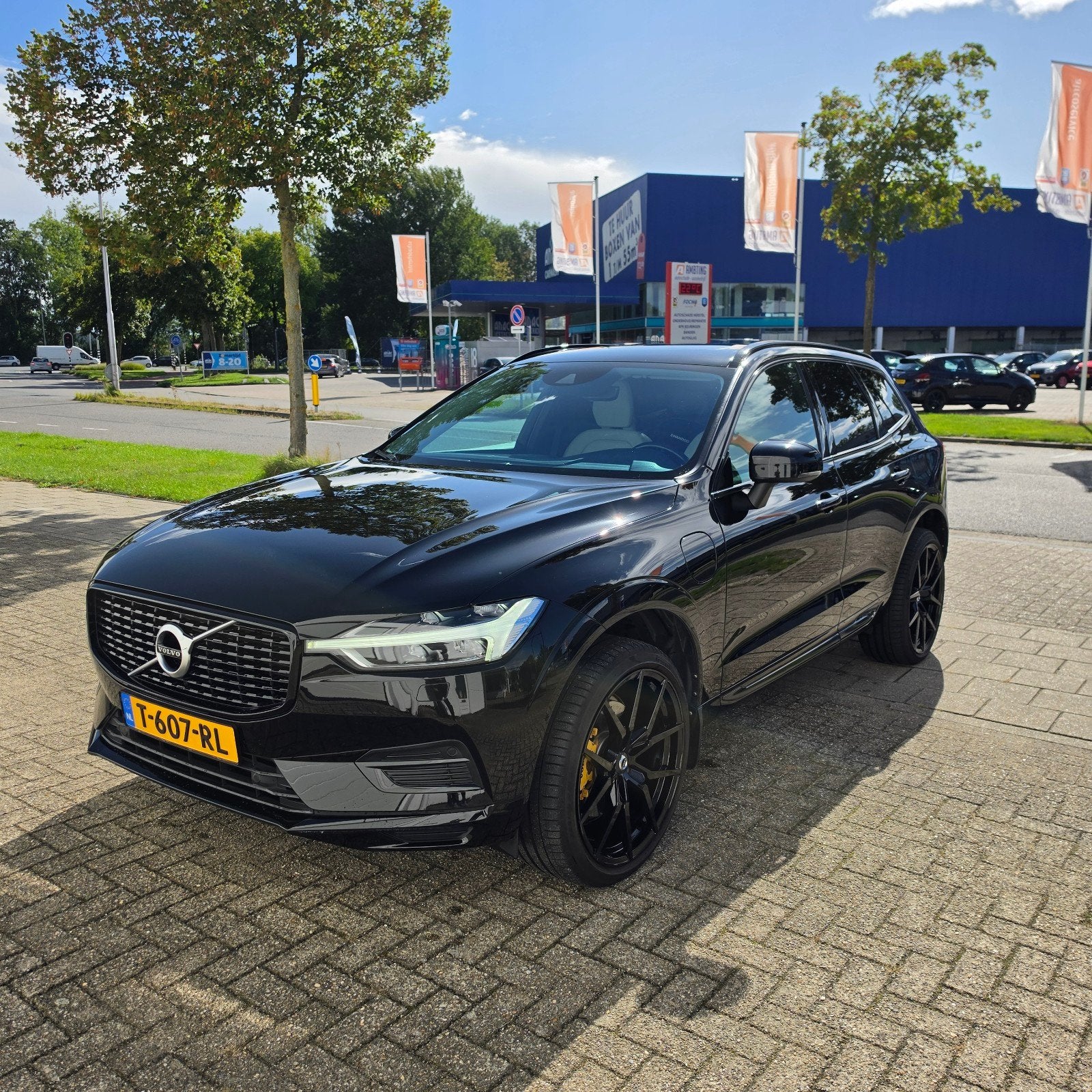 Volvo XC60 T8 Twin Engine 390pk Geartronic AWD 2019 Zwart, Auto's, Automaat, Beige, 1969 cc, 138 €/maand