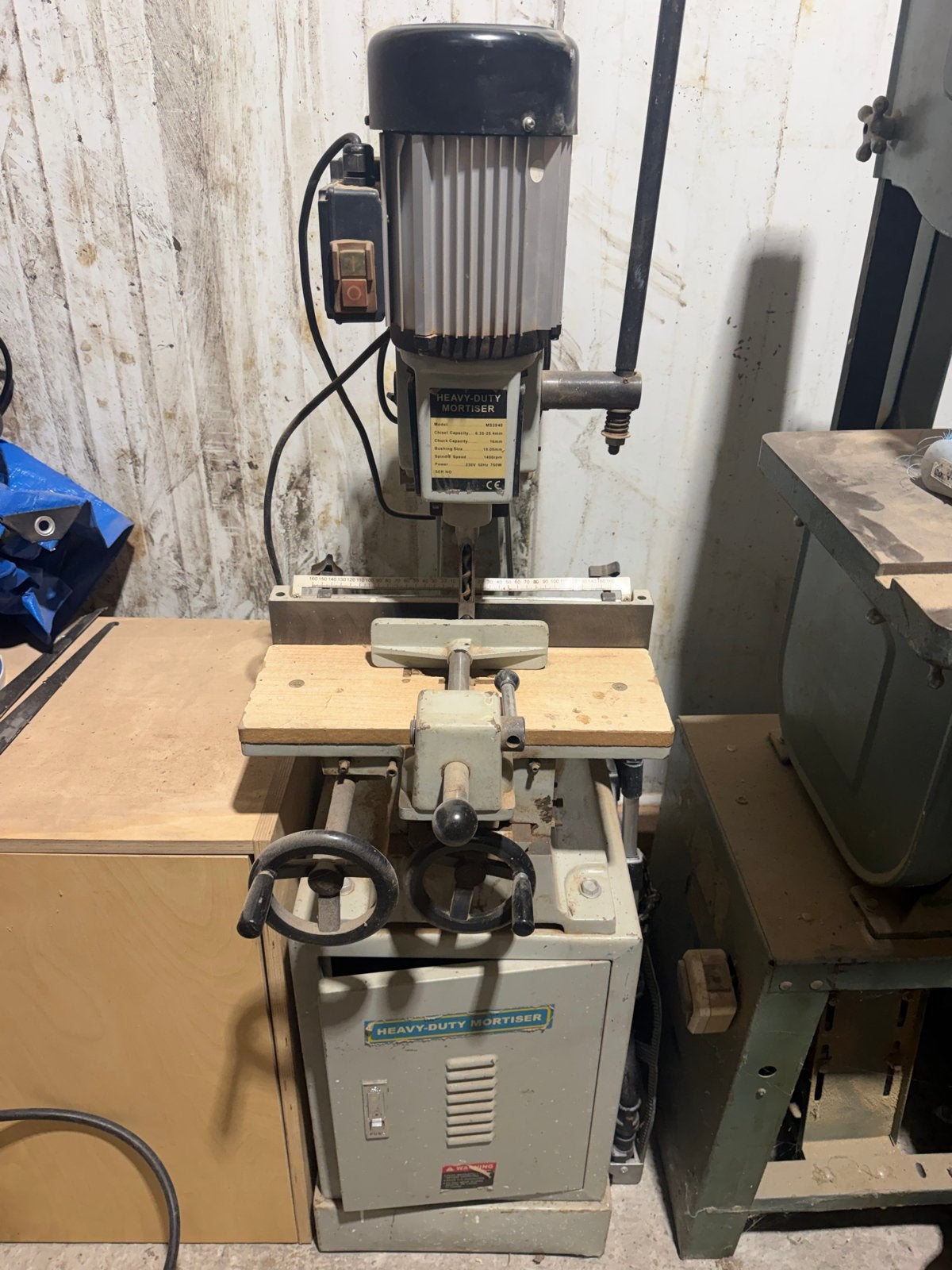 Heavy-duty gatensteekmachine met onderstel en boren
