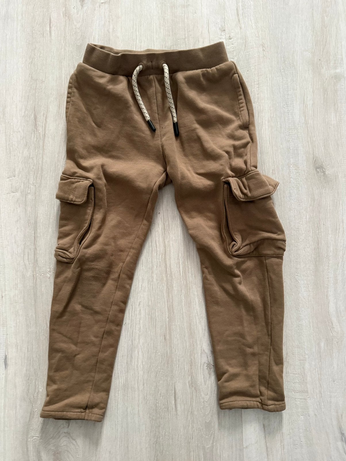 Vertbaudet khaki bruine lange broek cargo joggingbroek 110, Kinderen en Baby's, Ophalen of Verzenden, Zo goed als nieuw, Jongen of Meisje
