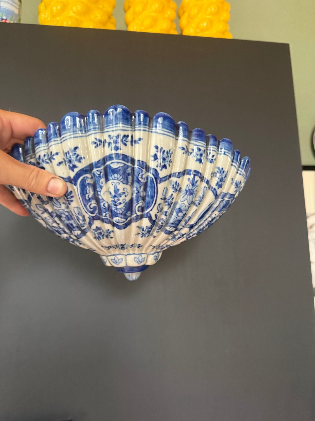 Makkum Delfts Blauwe Wandvaas Schelpvormig met Floraal Decor, Ophalen