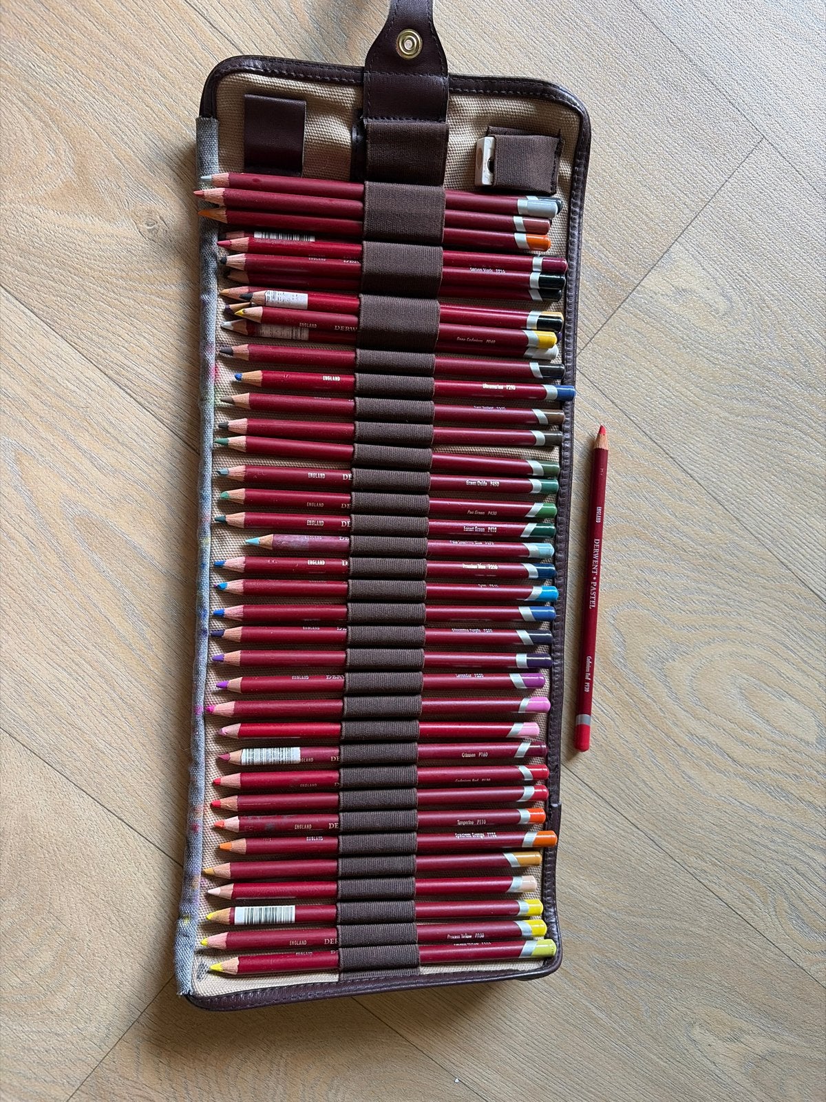 40 Derwent Pastel kleurpotloden in Derwent-rol, Hobby en Vrije tijd, Ophalen, Zo goed als nieuw, Potlood of Stift