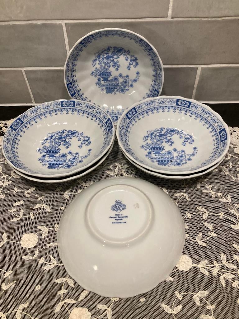 Schaaltje JL Menau von Henneberg (290424), Ophalen of Verzenden, Overige stijlen, Porselein, Schaal of Schalen