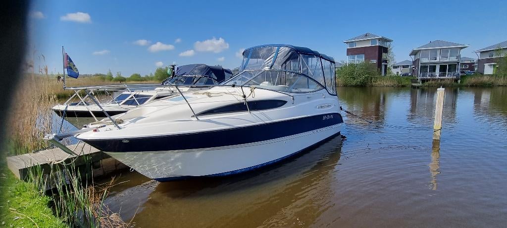 Bayliner 245 SB 2004, Watersport en Boten, Motorboten en Motorjachten, Binnenboordmotor, Boegschroef, Zo goed als nieuw, Polyester